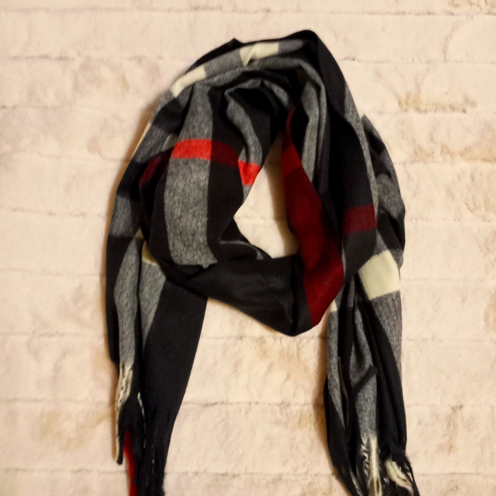 🍁NWT-Black Plaid Scarf 🍁
